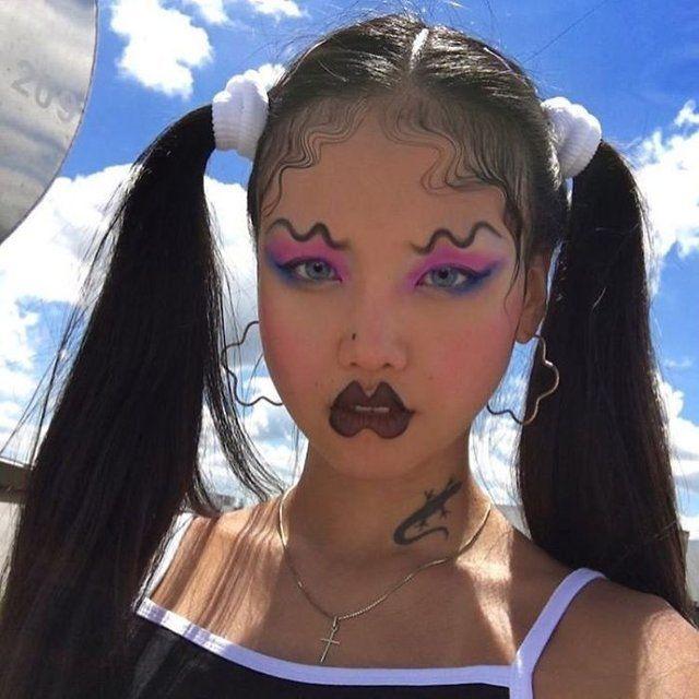 Makyajda çılgın moda Dalgalı kaşlar ve dudaklar