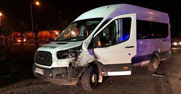 Önce bariyerlere, sonra minibüse çarptı