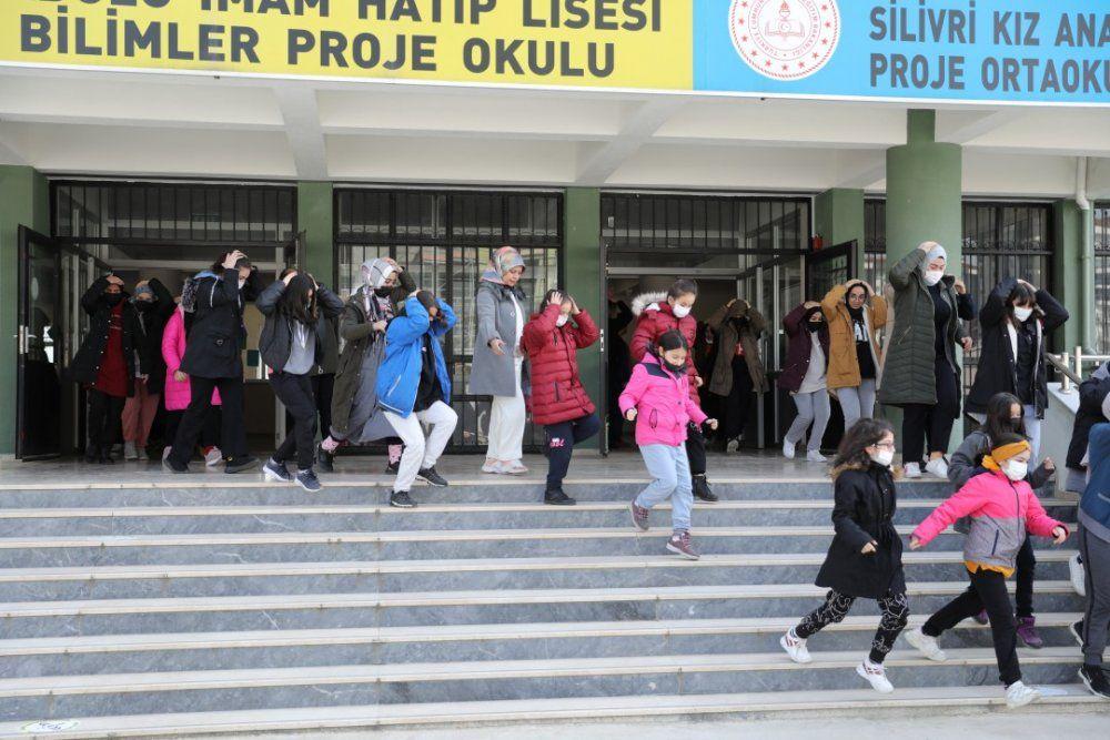 Silivrideki Okullarda gerçeğini aratmayan deprem tatbikatı