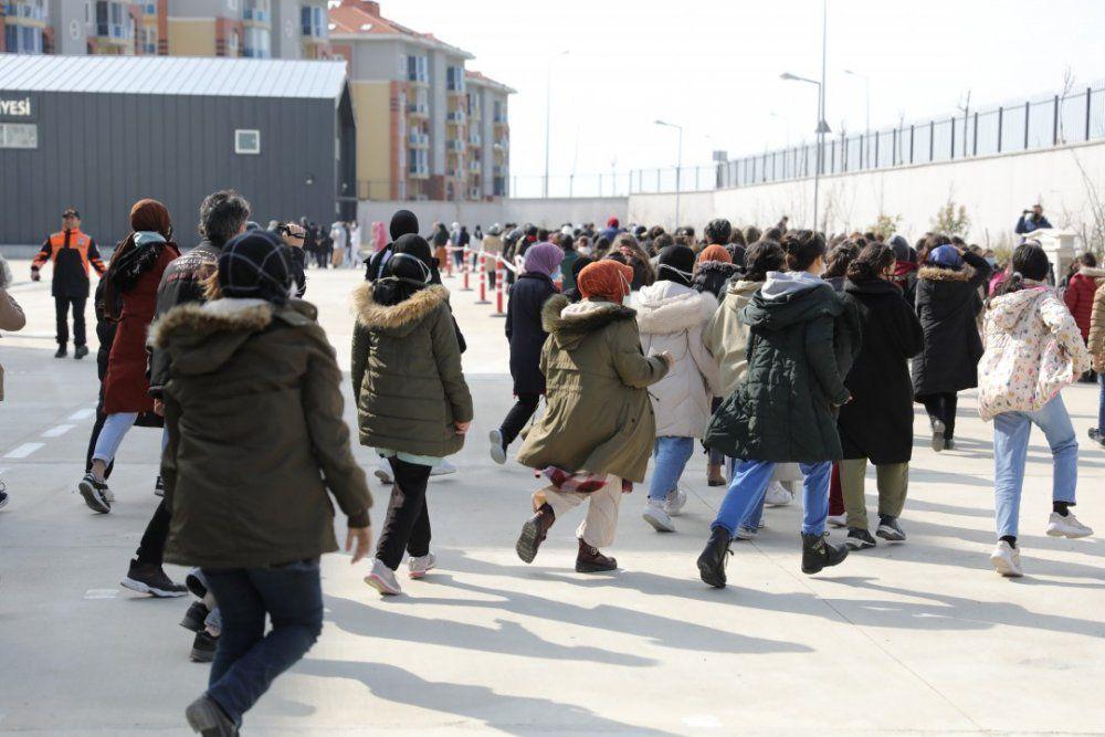 Silivrideki Okullarda gerçeğini aratmayan deprem tatbikatı