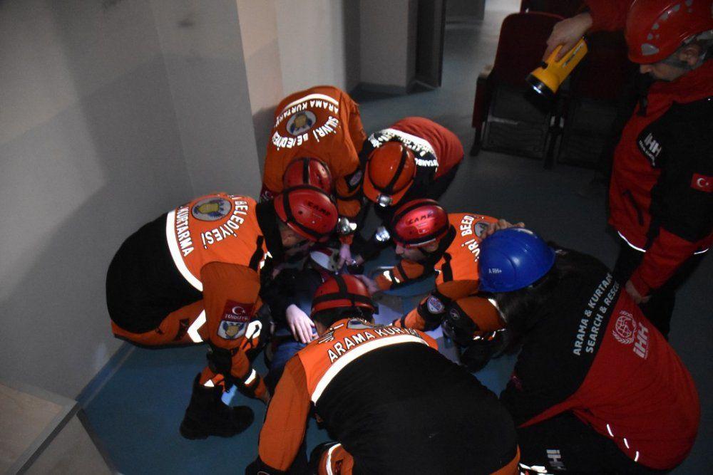 Silivrideki Okullarda gerçeğini aratmayan deprem tatbikatı